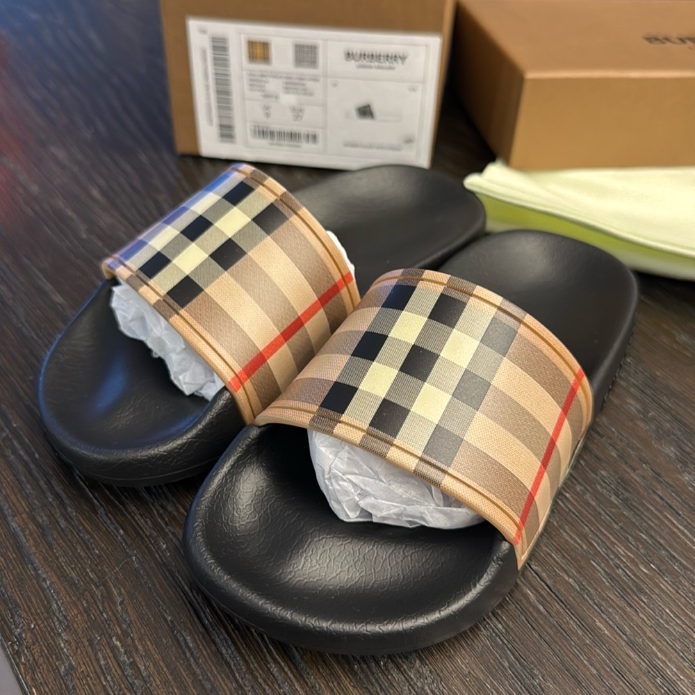Burberry kids rubber slide with check. Unisex